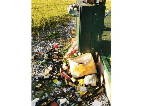 Festa abusiva al Borgo di Mustonate, bottiglie di vetro abbandonate e spazzatura ovunque