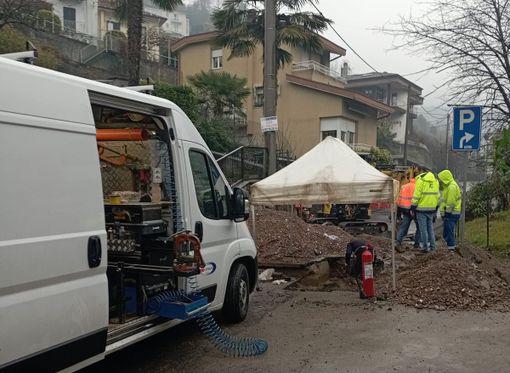 I lavori in corso a Colmegna di Luino per ripristinare la fornitura di gas