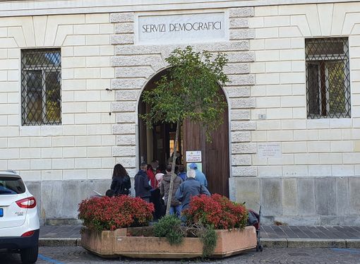 Nuove assunzioni e certificati anche in edicola. L’Anagrafe di Busto si rinforza Nuove assunzioni e certificati anche in edicola. L’Anagrafe di Busto si rinforza