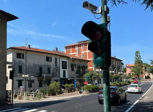 Il semaforo del centro storico di Barasso lungo la statale 394