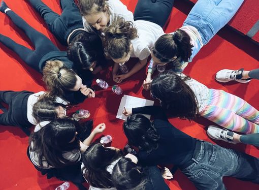 Le ginnaste dello Stadiumfit Besozzo impegnate nell'immaginare il body sociale del prossimo anno