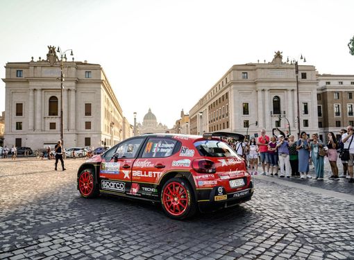 Andrea Crugnola a bordo della Citroen C3, al Rally 1000 Miglia (foto di Mario Leonelli). Andrea Crugnola a bordo della Citroen C3, al Rally 1000 Miglia (foto di Mario Leonelli).