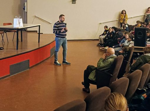 Un momento dell'incontro degli studenti dell'istituto Carducci di Gavirate con Gianni Gravina