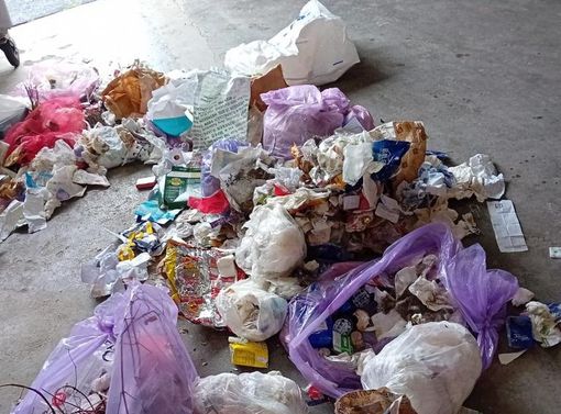 I rifiuti abbandonati ad Azzate (foto dalla pagina Facebook del Comune)