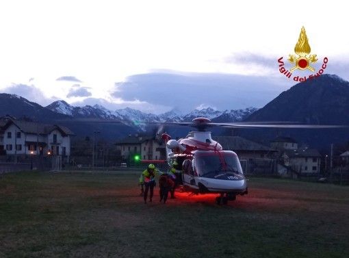 Perde uno scarpone nella neve e resta bloccato in quota in Valgrande con i compagni di escursione Perde uno scarpone nella neve e resta bloccato in quota in Valgrande con i compagni di escursione