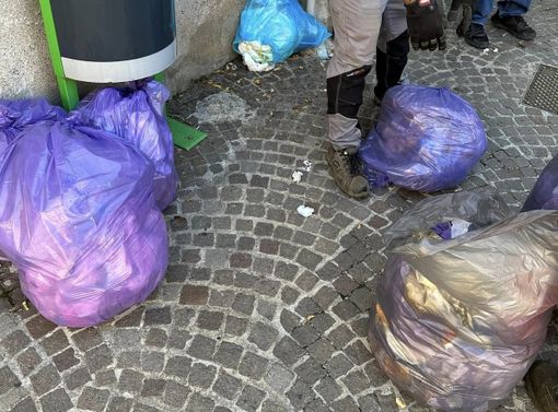 I sacchi della spazzatura abbandonati a Venegono Inferiore