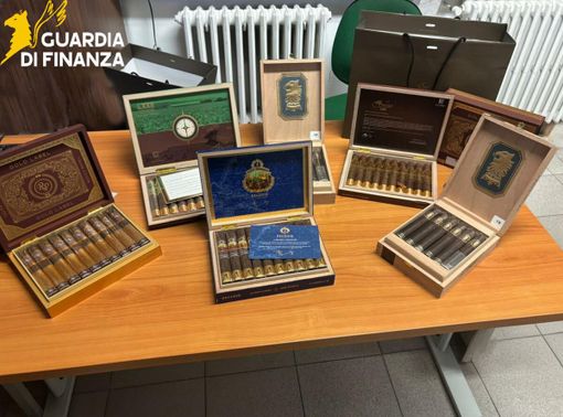 Rientra dalla Svizzera dopo aver fatto il "pieno" di sigari: nei guai per contrabbando