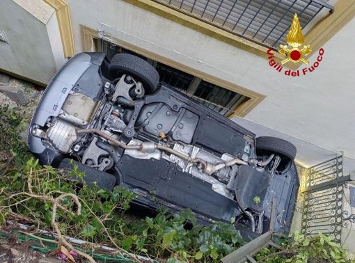 Incredibile incidente nel Verbano: auto cade da una piazzola incastrandosi contro il muro di una casa