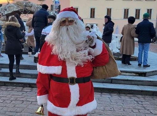 In sella alle Vespe vestiti da Babbo Natale In sella alle Vespe vestiti da Babbo Natale