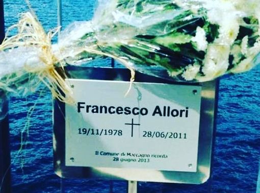 La lapide che a Maccagno ricorda Francesco Allori sul luogo del tragico incidente del 2011