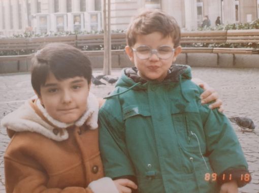 Davide e Daniele Cassioli in una foto insieme da bambini Davide e Daniele Cassioli in una foto insieme da bambini