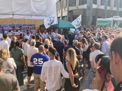 Salvini non c’è, i candidati leghisti sì. Appello alla piazza di Busto: «Fondamentale andare a votare»