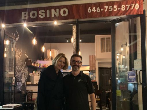 Davide Pupillo davanti al suo ristorante insieme a una cliente