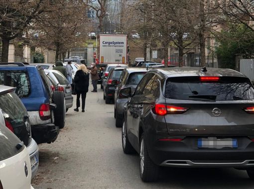 Camion incastrato in via Tamagno, traffico in tilt e pompieri sul posto