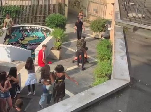 VIDEO. Lite tra ragazzi fuori dall'aula studi. Ecco perché studenti e residenti sono preoccupati VIDEO. Lite tra ragazzi fuori dall'aula studi. Ecco perché studenti e residenti sono preoccupati