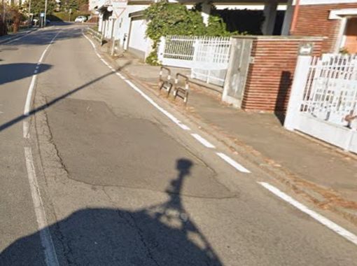 VIDEO. Voragine in via Saffi, residenti di Avigno infuriati: «Pericolosa per i motociclisti» VIDEO. Voragine in via Saffi, residenti di Avigno infuriati: «Pericolosa per i motociclisti»