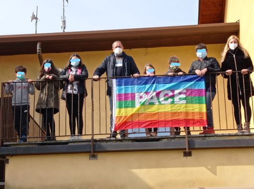 FOTO. I bambini di Bardello issano la bandiera della pace sul balcone del palazzo comunale