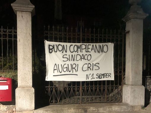 Lo striscione di auguri al sindaco di Cadrezzate con Osmate affisso al cancello del municipio Lo striscione di auguri al sindaco di Cadrezzate con Osmate affisso al cancello del municipio