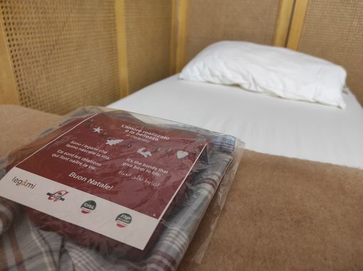 Promosso il "Natale solidale" della Cisl dei Laghi: consegnati a persone bisognose tutti i capi di abbigliamento donati da Yamamay