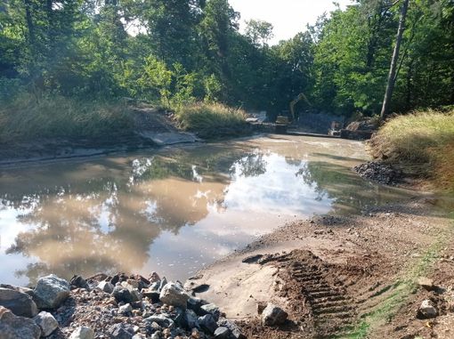 Il temporale di ieri ha fatto danni a Luvinate: la vasca di protezione piena di terra e detriti