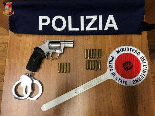 Aveva in casa un revolver pronto a sparare, arrestato 57enne di Venegono