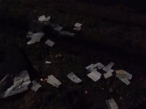 Il cassetto del registratore di cassa rinvenuto a Daverio vicino al contenitore delle pile esauste Il cassetto del registratore di cassa rinvenuto a Daverio vicino al contenitore delle pile esauste