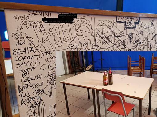 Incursione al Cas Sacconago. Tavolo ribaltato e imbrattato di insulti