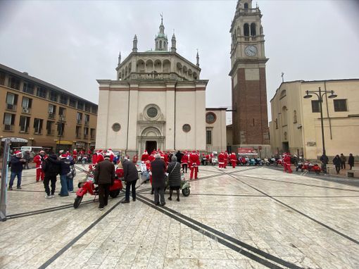 FOTO e VIDEO. Gli Amicinvespa vestiti da Babbo Natale riempiono e colorano di rosso piazza Santa Maria