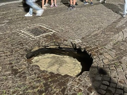 Olgiate. Voragine nell’asfalto a causa della rottura di un tubo dell’acqua Olgiate. Voragine nell’asfalto a causa della rottura di un tubo dell’acqua