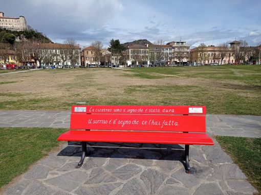 La panchina rossa di Angera è tornata al suo posto sul lungolago La panchina rossa di Angera è tornata al suo posto sul lungolago