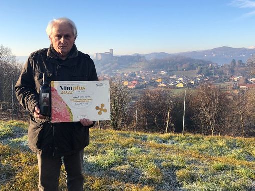 Il viticoltore angerese Franco Berrini con il premio e una bottiglia di "Primenebbie"