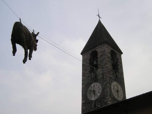 La salita dell'asino al campanile della chiesa di Cardana (foto dalla pagina Facebook "Sei di Cardana se")
