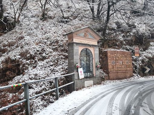 Una t-shirt per raccogliere fondi per la manutenzione della Cappellina della Madonna di Brinzio