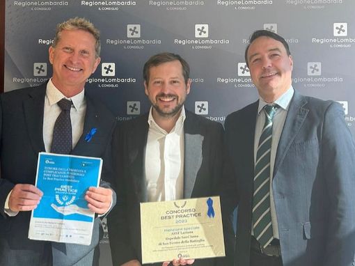 La consegna del riconoscimento al dottor Danilo Centrella (foto da Facebook) La consegna del riconoscimento al dottor Danilo Centrella (foto da Facebook)