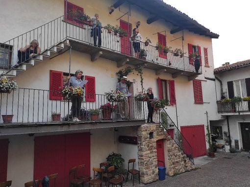 "Di rose e anguille. Racconti di terra e acqua": a Laveno Mombello una rappresentazione teatrale per le vie della città "Di rose e anguille. Racconti di terra e acqua": a Laveno Mombello una rappresentazione teatrale per le vie della città
