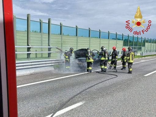 Auto in fiamme sull'A9, il conducente si mette in salvo Auto in fiamme sull'A9, il conducente si mette in salvo