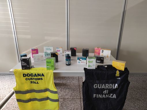 Valichi di confine, la Finanza sequestra 272 confezioni di integratori non a norma Valichi di confine, la Finanza sequestra 272 confezioni di integratori non a norma