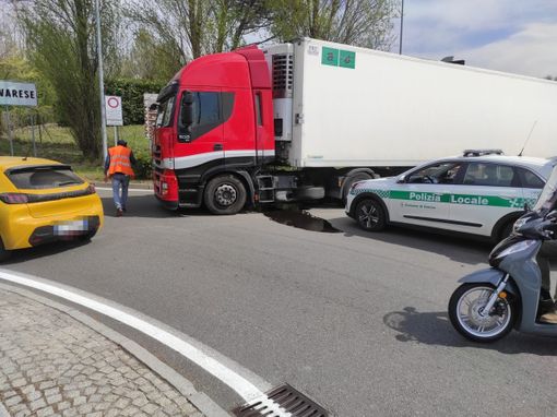 Tir in panne blocca la strada del Lago, traffico deviato su via Corridoni