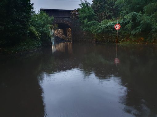 L'unica certezza quando piove: il ponticello allagato (e adesso c'è pure un altro problema) L'unica certezza quando piove: il ponticello allagato (e adesso c'è pure un altro problema)