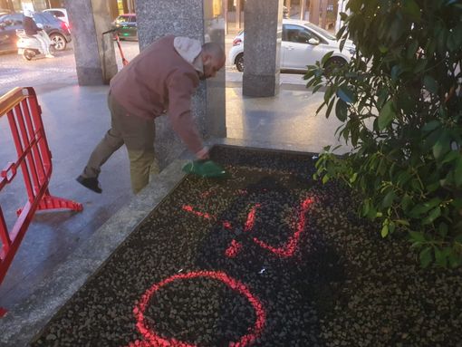 VIDEO. Scritte sulla fioriera, ripulisce l'assessore: «Ma quelli sono deficienti, la situazione si sta deteriorando» VIDEO. Scritte sulla fioriera, ripulisce l'assessore: «Ma quelli sono deficienti, la situazione si sta deteriorando»