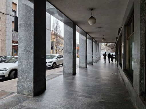 I portici sul lato opposto del fast food sono, tra via Fratelli d'Italia e piazza Garibaldi, uno dei punti più problematici I portici sul lato opposto del fast food sono, tra via Fratelli d'Italia e piazza Garibaldi, uno dei punti più problematici