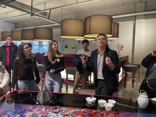 Raffaele Saporiti con gli studenti del liceo scientifico Raffaele Saporiti con gli studenti del liceo scientifico