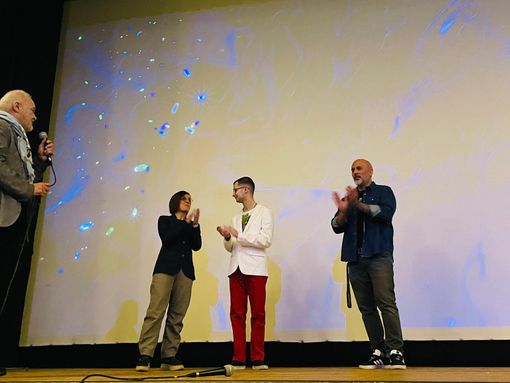 VIDEO. Un silenzio che parla: gli studenti incantati dal cortometraggio “Out-ismo”