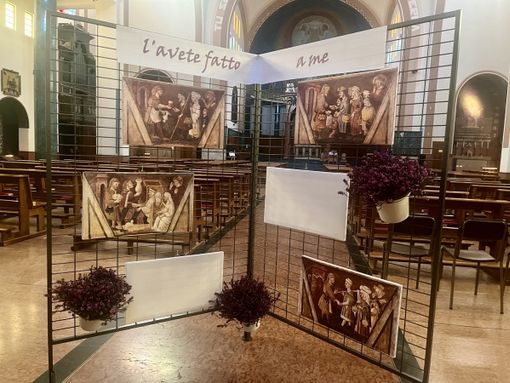 I pannelli esposti nella chiesa di Sant'Edoardo per invitare alla Quaresima I pannelli esposti nella chiesa di Sant'Edoardo per invitare alla Quaresima