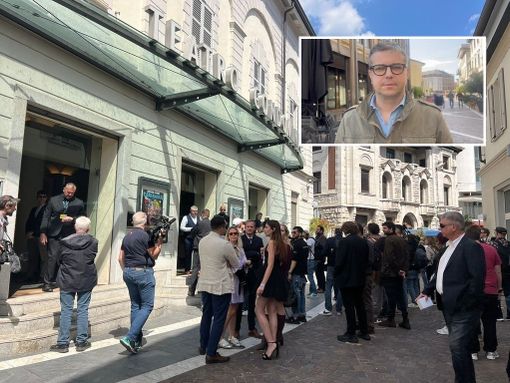 Il teatro Condominio Vittorio Gassman il giorno del summit. Nel riquadro il sindaco, Andrea Cassani