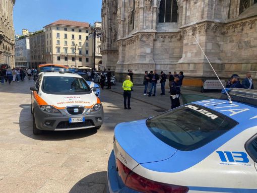 Milano, trovato morto l'evaso sospettato di aver accoltellato un collega: si è lanciato dal Duomo. Rinvenuto anche il cadavere della donna scomparsa Milano, trovato morto l'evaso sospettato di aver accoltellato un collega: si è lanciato dal Duomo. Rinvenuto anche il cadavere della donna scomparsa