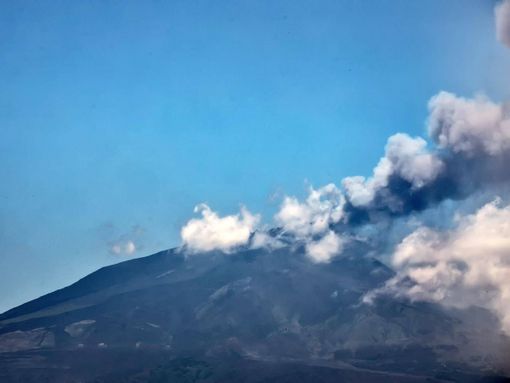 L'Etna torna a farsi sentire L'Etna torna a farsi sentire