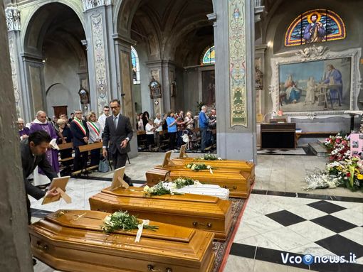 Le cinque bare allineate nella chiesa di Gravellona Toce (foto tratta da Vconews.it) Le cinque bare allineate nella chiesa di Gravellona Toce (foto tratta da Vconews.it)