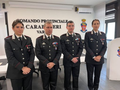 I nuovi ufficiali dei carabinieri insieme al comandante provinciale Marco Gagliardo (da sinistra: Menga, Gagliardo, Di Caprio e Munter) I nuovi ufficiali dei carabinieri insieme al comandante provinciale Marco Gagliardo (da sinistra: Menga, Gagliardo, Di Caprio e Munter)