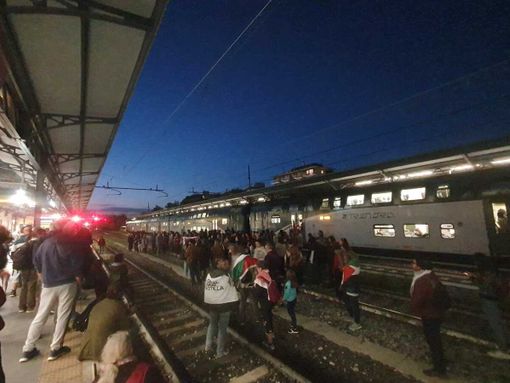 L'occupazione dei binari a Busto L'occupazione dei binari a Busto